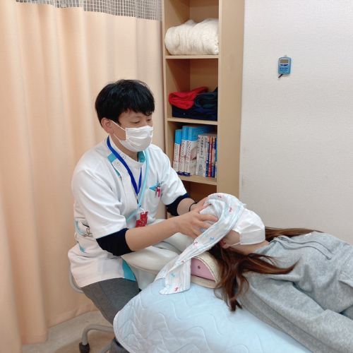 新しい整骨院の施術の様子
